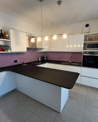 Cucina con pensisola  bianca