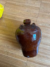 Vintage caraffa cinese di ceramica pesante