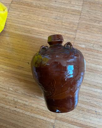 Vintage caraffa cinese di ceramica pesante