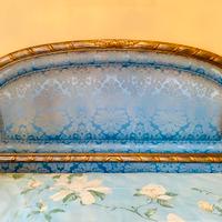 Letto con testata imbottita