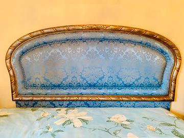 Letto con testata imbottita