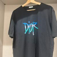 Maglietta Dior × Stüssy – Logo Graffiti Multicolor