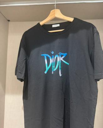 Maglietta Dior × Stüssy – Logo Graffiti Multicolor