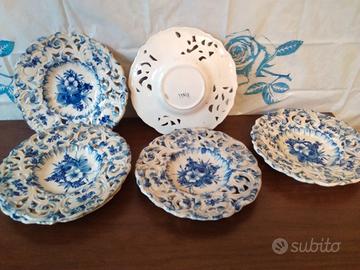 Sei piatti traforati con sfumature di azzurro