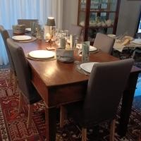 Tavolo di legno da soggiorno.