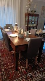 Tavolo di legno da soggiorno.