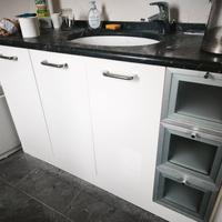 Mobile bagno con lavabo e piano nero