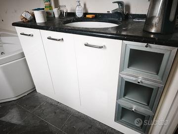 Mobile bagno con lavabo e piano nero