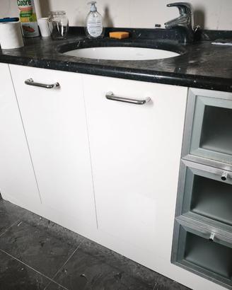 Mobile bagno con lavabo e piano nero