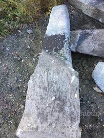 Paracarri antichi in pietra