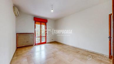Appartamento di ampie metrature con garage.