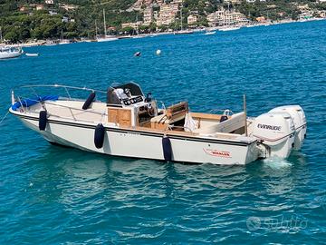 IMBARCAZIONE A MOTORE NEL PORTO DI FINALE LIGURE