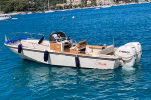 IMBARCAZIONE A MOTORE NEL PORTO DI FINALE LIGURE