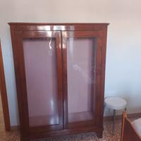 una vetrinetta noce metà 800/e due credenze della 