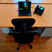 Scrivanie ufficio con cassettiera