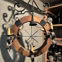 Lampadario in legno e ferro battuto