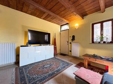 Soluzione indipendente su tre lati con giardino e