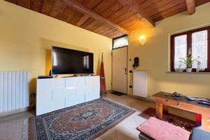 Soluzione indipendente su tre lati con giardino e
