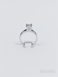 Solitario in oro bianco con diamante