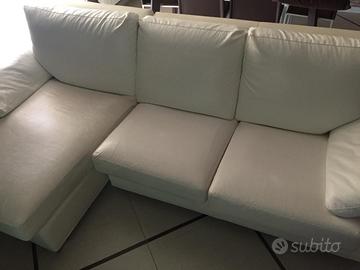 Divano con chaise longue in ecopelle