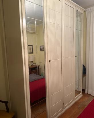 Armadio bianco e specchi