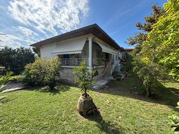 Villa di 200 m² con più di 5 locali a Massa