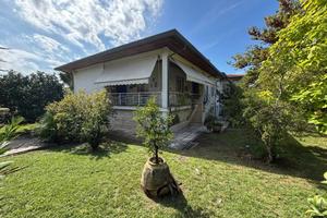 Villa di 200 m² con più di 5 locali a Massa
