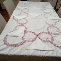 Tovaglia di cotone bianco per 12 posti.