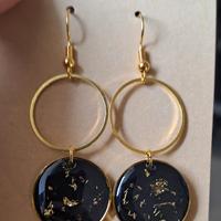 Orecchini in Resina Nera con Scaglie Dorate