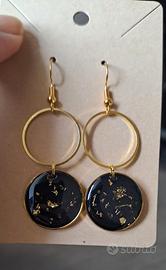 Orecchini in Resina Nera con Scaglie Dorate