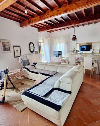 Rustico / Casale di 670 m² con più di 5 locali e b