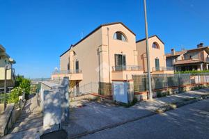 VILLA A SCHIERA A SALUDECIO