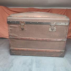 Baule antico in legno con finiture in tela e cuoio