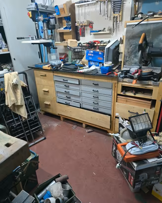 magazzino con vario materiale piu 4 armadi di ferr