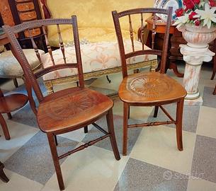 Coppia di sedie stile Thonet austriache intagliate