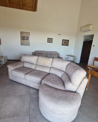 Divano angolare con isola stonda in microfibra
