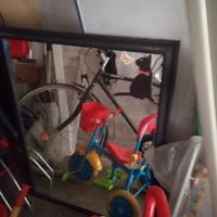 specchio con cornice nera 