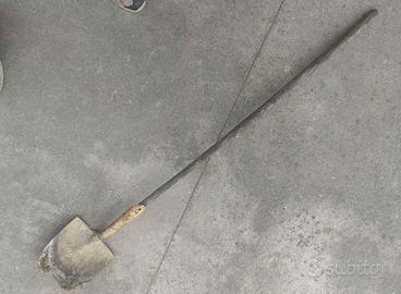 Antica pala ripescata in un lago manico eroso dal