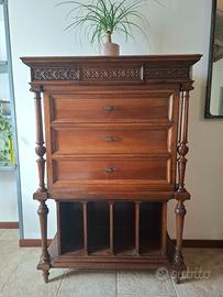 Mobile vintage in legno intagliato