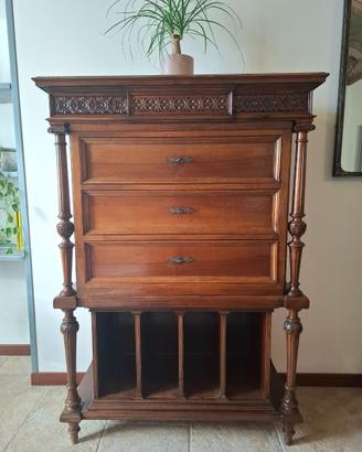 Mobile vintage in legno intagliato