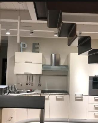 Cucina moderna Bianca completa di elettrodomestici