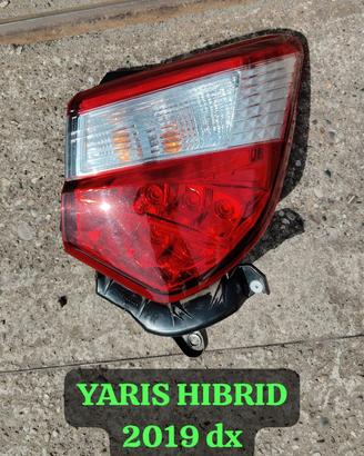 Toyota Yaris Hybrid Faro post dx usato