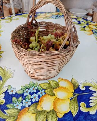 Tavoli maiolicati a mano in pietra lavica