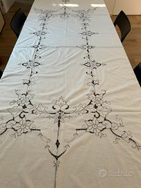 Tovaglia da 12 ricamata a intaglio