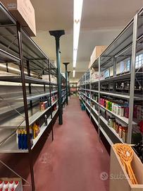 Scaffali tavoli espositori carrelli negozio/magazz