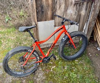 Bicicletta mountain bike rossa ruote larfge