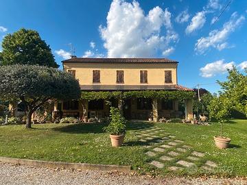 Casa di campagna con annesso rustico e giardino