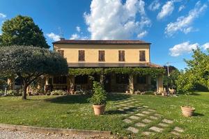 Casa di campagna con annesso rustico e giardino