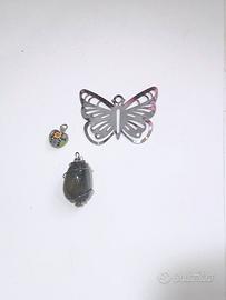 Set di tre ciondoli assortiti.   - Un ciondolo a f