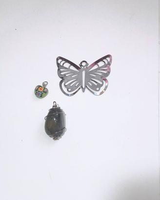 Set di tre ciondoli assortiti.   - Un ciondolo a f